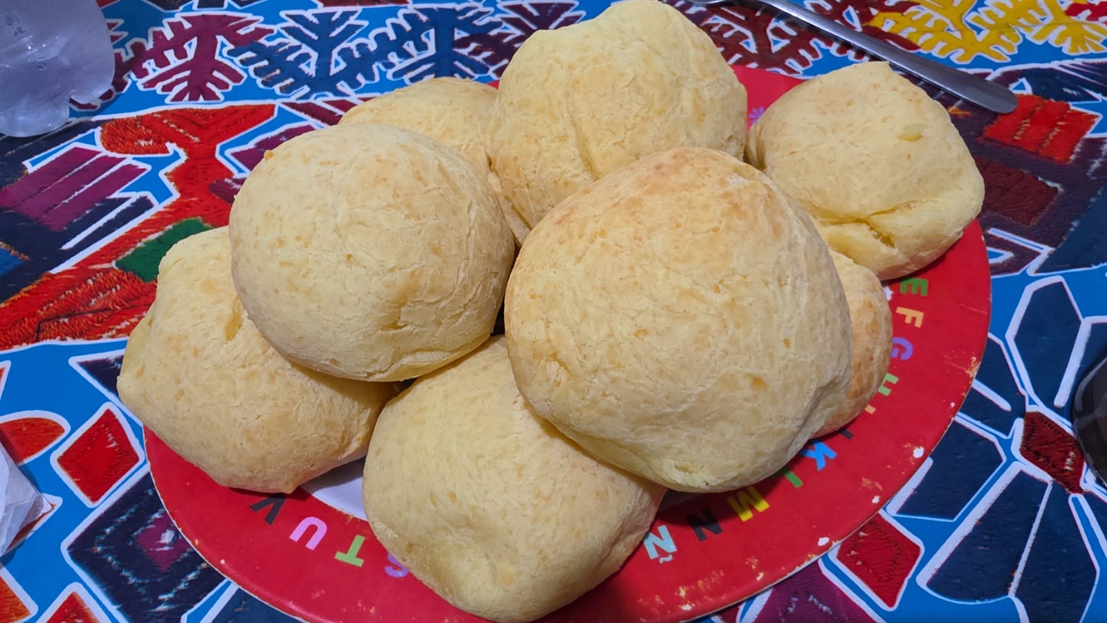 Pan de queso recién horneado