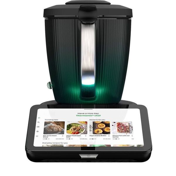 Thermomix TM7 con pantalla mostrando recetas