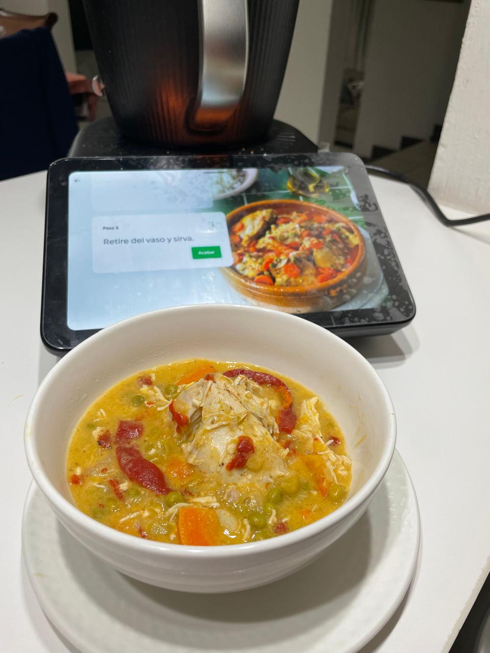 Sopa cremosa de pollo con vegetales